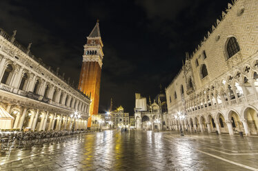 Italien, Venedig, Markusplatz mit Markusdom bei Nacht - DHCF00032