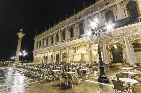 Italien, Venedig, menschenleeres Straßencafé auf dem Markusplatz bei Nacht - DHCF00033