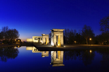 Spanien, Madrid, Tempel von Debod bei Nacht - DHCF00035