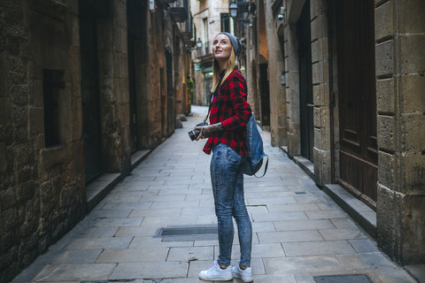 Spanien, Barcelona, junge Frau fotografiert mit Spiegelreflexkamera im Gotischen Viertel, lizenzfreies Stockfoto