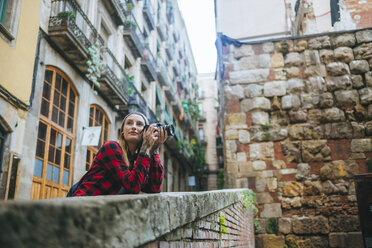 Spanien, Barcelona, junge Frau fotografiert mit Kamera im Gotischen Viertel - KIJF01066