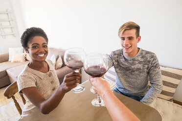 Junges Paar stößt zu Hause mit Rotwein an - SIPF01275