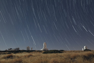 Spanien, Teneriffa, Sternspuren über dem Teide-Observatorium - DHC00036