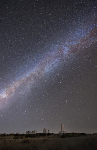 Spanien, Teneriffa, Nachtaufnahme mit Sternen und Milchstraße über dem Teide-Observatorium, lizenzfreies Stockfoto