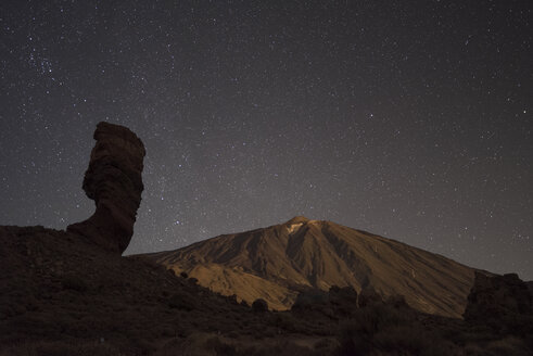 Spanien, Teneriffa, Nachtaufnahme mit Sternen über dem Vulkan Teide - DHCF00039