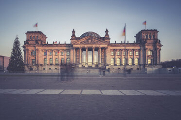 Germany, Berlin, Reichstag building at Christmas time - ASCF00673