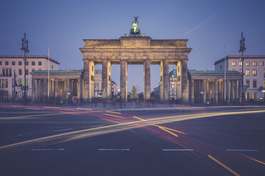 Germany, Berlin, Brandenburg Gate, Place of March 18 in the evening at Christmas time - ASCF00674