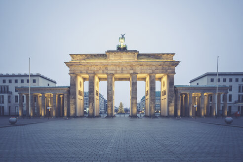 Deutschland, Berlin, Brandenburger Tor, Ort des 18. März zur Weihnachtszeit - ASCF00675