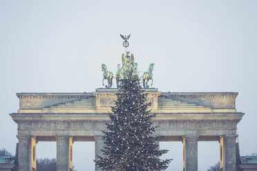 Germany, Berlin, Christmas tree in front of Brandenburg Gate - ASCF00677