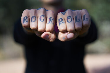 Finger tätowiert mit 'Rock and Roll' - XCF00120