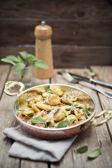 Hausgemachte Gnocchi mit Salbeibutter und Parmesan - CZF00277