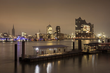 Deutschland, Hamburg, Blick auf Skyline mit Hafencity und Elbphilharmonie bei Nacht - WI03385