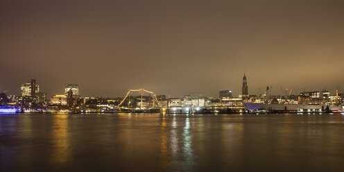 Deutschland, Hamburg, Blick auf die beleuchtete Stadt mit der Elbe im Vordergund - WIF03386
