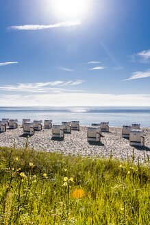 Deutschland, Schleswig-Holstein, Lübecker Bucht, Strandkörbe mit Kapuze am Strand - EGBF00169