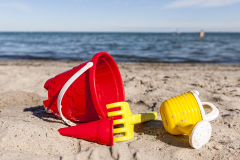 Sandkastenspielzeug am Strand, lizenzfreies Stockfoto