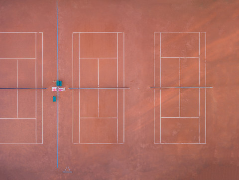 Leerer Tennisplatz, Ansicht von oben, lizenzfreies Stockfoto