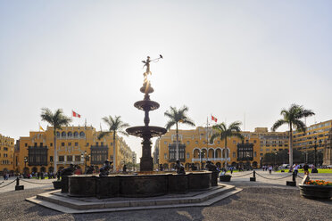 Peru, Lima, Plaza de Armas, Municipalidad Metropolitana und Springbrunnen - FO08607