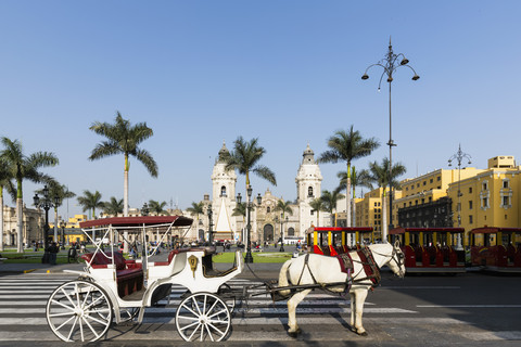 Peru, Lima, Plaza de Armas, Kathedrale von Lima und Wagen, lizenzfreies Stockfoto