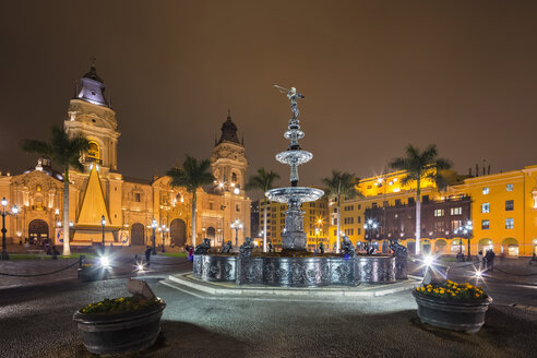 Peru, Lima, Plaza de Armas, Kathedrale von Lima und Springbrunnen bei Nacht - FOF08609