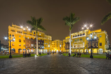 Peru, Lima, Plaza de Armas, Municipalidad Metropolitana bei Nacht - FOF08610