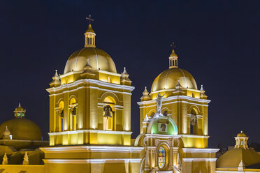 Peru, La Libertad, Trujillo, Detail der Kathedrale bei Nacht - FOF08622