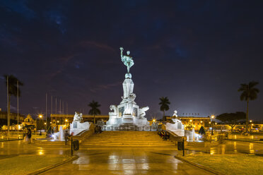 Peru, La Libertad, Trujillo, Plaza de Armas, Befreiungsdenkmal bei Nacht - FO08625