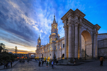 Peru, Arequipa, Plaza de Armas, Kathedrale bei Sonnenuntergang - FOF08633