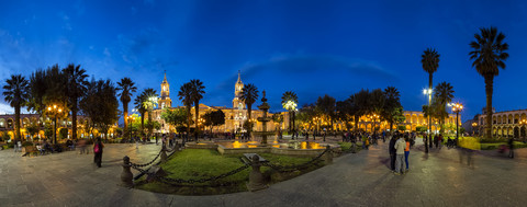 Peru, Arequipa, Plaza de Armas, Kathedrale und Springbrunnen zur blauen Stunde, lizenzfreies Stockfoto