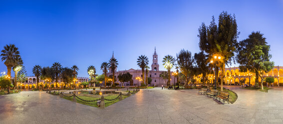 Peru, Arequipa, Plaza de Armas, Kathedrale und Springbrunnen zur blauen Stunde - FOF08635