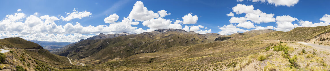 Peru, Anden, Bergstraße ins Tal nach Chivay - FOF08641