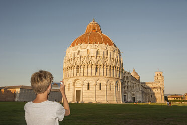 Italien, Toskana, Pisa, Junge beim Fotografieren der Kathedrale - PAF01746