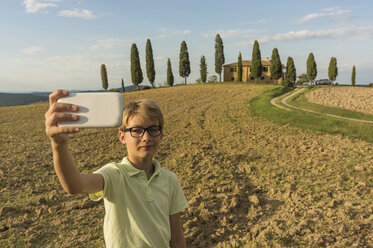 Italien, Toskana, Junge beim Fotografieren der Landschaft - PAF01748