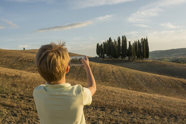 Italien, Toskana, Junge beim Fotografieren der Landschaft - PAF01749