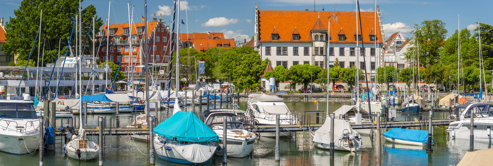 Deutschland, Lindau, Blick auf den Hafen mit vertäuten Segel- und Motorbooten - WGF01035