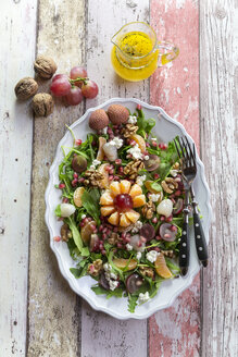 Platte mit Rucola, Litschi, Mandarine, Frischkäse, Walnüssen, Trauben und Granatapfelkernen - SARF03110