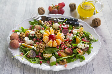 Plate with rocket, lychee, tangerine, cream cheese, walnuts, grapes and pomegranate seeds - SARF03111