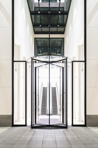 Deutschland, Frankfurt, beleuchteter Eingang des Taunusturms, lizenzfreies Stockfoto