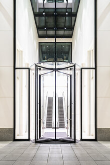 Deutschland, Frankfurt, beleuchteter Eingang des Taunusturms - PUF00578