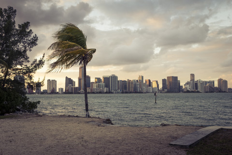 USA, Florida, Strand und Skyline von Miami, lizenzfreies Stockfoto