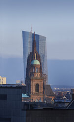 Deutschland, Frankfurt, Blick auf die St. Paulskirche vor der Europäischen Zentralbank - BSCF00553