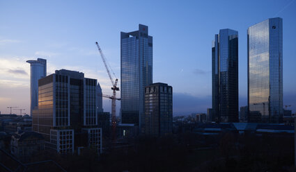 Deutschland, Frankfurt, Blick auf Wolkenkratzer im Finanzviertel - BSC00554