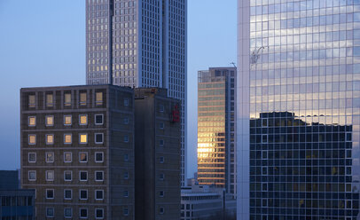 Deutschland, Frankfurt, Hochhausfassaden in der Abenddämmerung - BSC00555