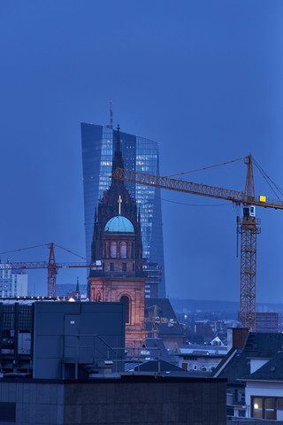 Deutschland, Frankfurt, Blick auf die St. Paulskirche vor der Europäischen Zentralbank, lizenzfreies Stockfoto