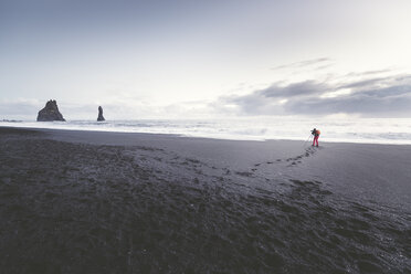 Island, Südisland, Fotograf fotografiert den Vik-Felsen am Strand von Reynisfjara - EPF00240