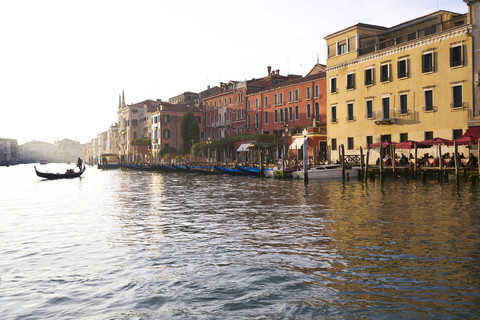 Italien, Venedig, Gondel am Canal Grande bei Sonnenuntergang, lizenzfreies Stockfoto