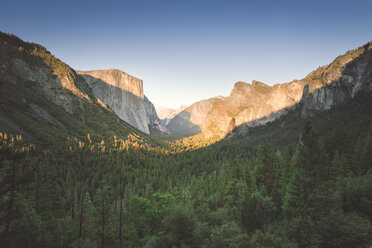 USA, Kalifornien, Yosemite National Park, Tunnel View Point bei Sonnenuntergang - EPF00249