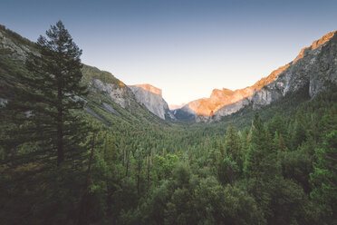 USA, Kalifornien, Yosemite National Park, Tunnel View Point bei Sonnenuntergang - EPF00250