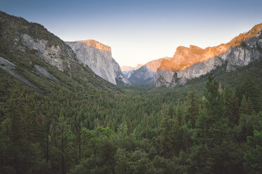 USA, Kalifornien, Yosemite National Park, Tunnel View Point bei Sonnenuntergang - EPF00251