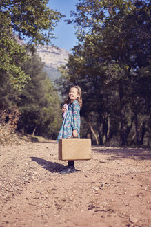 Laughing girl with a vintage suitcase - XCF00122