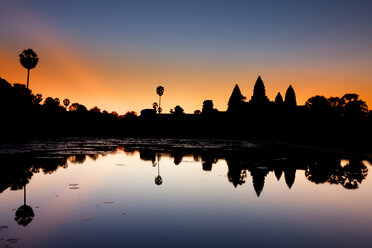 Cambodia, Siem Riep, silhouette of Angkor Wat at twilight - DSGF01405